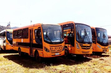 Secretaria de Educação entrega mais 7 ônibus escolares totalmente reformados