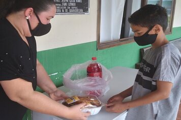 Dia dos pais em Guaraqueçaba. Com o início do fim da pandemia na cidade, prefeitura colabora com almoço das familias